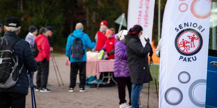 Opiskelijat liikuttamassa ikäihmisiä.