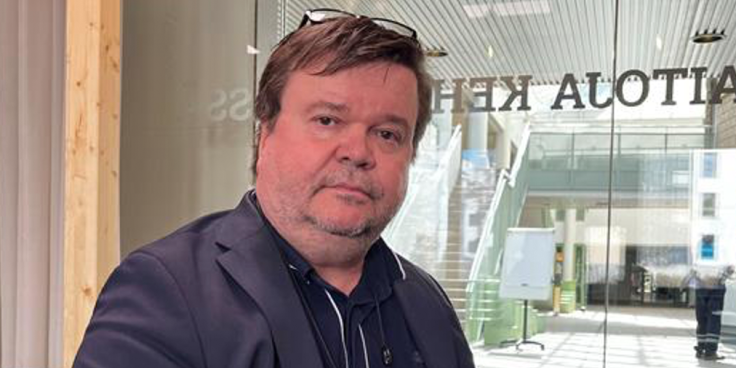 Jari Olli katsoo kameraan