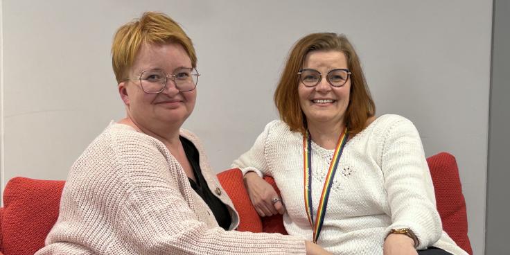 Yhteisopettajuutta toteuttavat Anne-Mari Raivio ja Raisa Varsta sohvalla