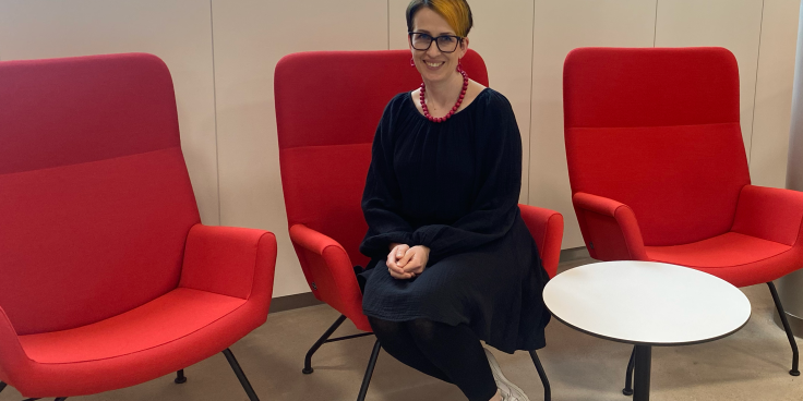 Elina Taponen istuu tuolilla