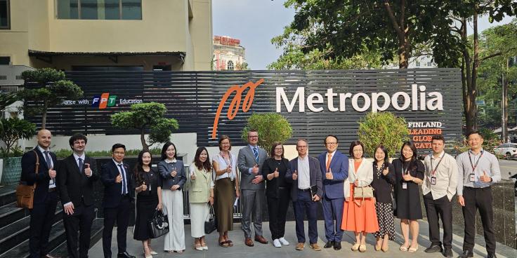 Metropolia and FPT university people posing outside.