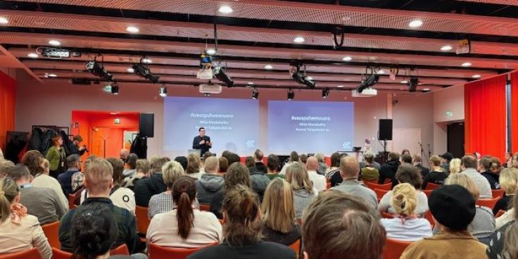 Ihmisiä Metropolian tapahtumasalissa