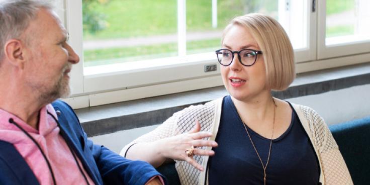 Kaksi alumnia istuu penkillä