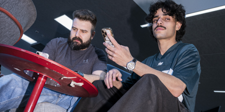 Opiskelijat istumassa.