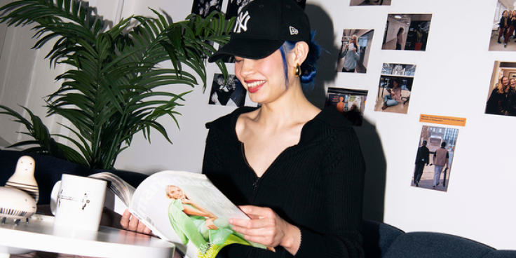 Student reading magazines