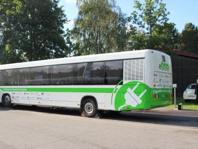 VTT:n kanssa yhteistyössä vuonna 2015 suunniteltu ja rakennettu sähköbussi oli ensimmäinen kokonaan alumiinivalmisteinen sähköbussi. Muita busseja kevyempänä se on hyvin energiatehokas.