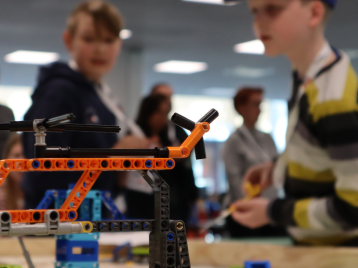 Lapset robottikisassa