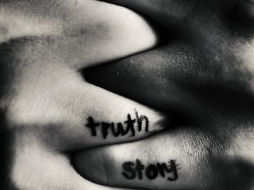 Kuvituskuva, jossa kahden ihmisen kädet yhdessä ja sormissa teksti "Truth story"