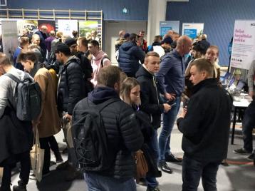 Opiskelijoita tutustumassa työnantajien ständeihin.