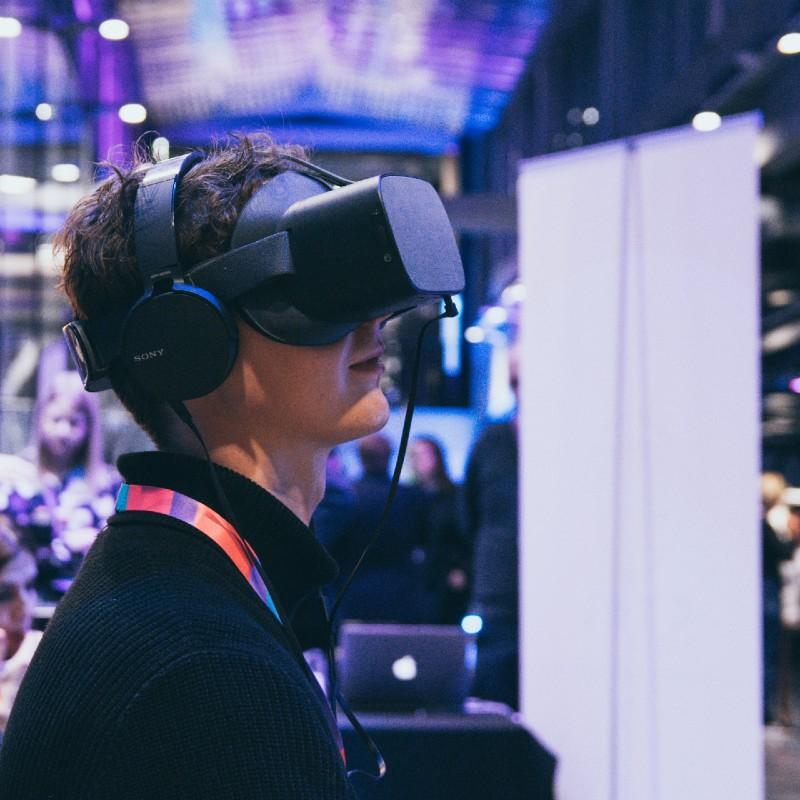 Henkilö katsoo ylös vr-lasit päässään.