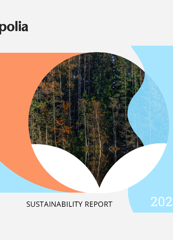 Ympyrämuodon sisällä metsäaihe, sen ympärillä oransseja, sinisiä ja valkoisia graafisia kuvioita. Kuvakentän alalaidassa harmaalla pohjalla kirjan nimi, Sustainability Report 2021.